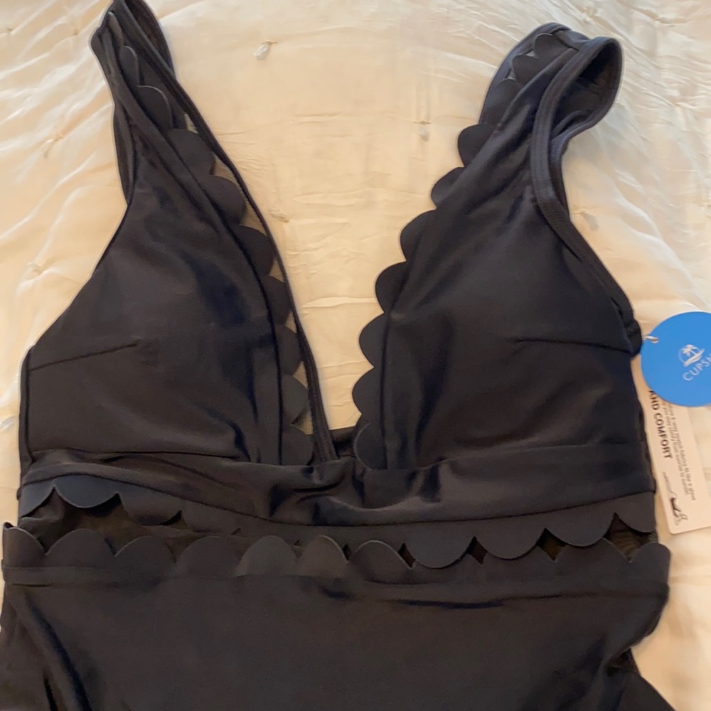 Cupshe one piece bathing suit (M)